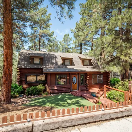 Stunning large Cabin with Hot tub, AC, Pool table, fenced yard