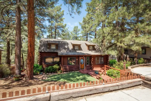 Stunning large Cabin with Hot tub, AC, Pool table, fenced yard