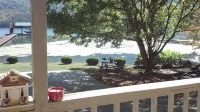 Tennessee River Bed and Breakfast Retreat! Lakefront! No Fees! - Wi-Fi