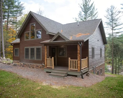 Adirondack River Lodge/ Spectacular Waterfalls/ Natural swimming pools. Hotéis em Greig