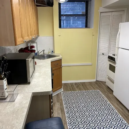 Spacious Studio apartment w/kitchen, outdoor space
