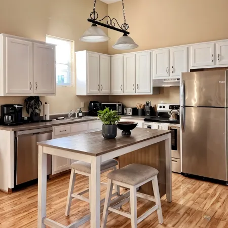 Big Groups Central Memphis Stay-5Br/4BA w/Parking - Walk to FedEx Forum&Beale St