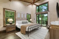 New Luxe Treetop Cabin  Hot tub  Near DT