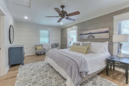 Lakeside Family Escape-Modern log home in secluded cove w/pvt. dock, Sleeps 12 - Homestays