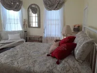 Nottingham Turret Rm w Queen Bed, Near UVaWise & Main St,  Private Detached Bath - Homestays