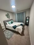 Luxe Central Suburban Retreat- close to speedway and airport - 4 tähden
