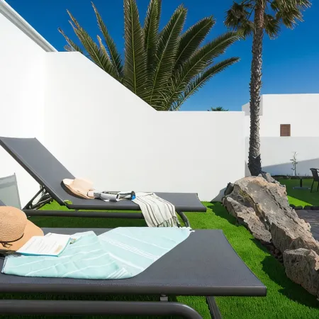 Luxurious A2 in a Small Complex with Communal Pool 100m from the Sea