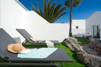Luxurious A2 in a Small Complex with Communal Pool 100m from the Sea - Bungalows