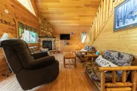 Cozy 3-bdrm cabin in Warrens with AC WiFi and a beautiful view off the back deck