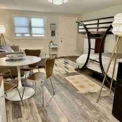 Brand New Condo! Sleeps 6, Full kitchen, Walk to Beach/Town, Pools, Grill, Yard Rooms