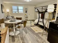 Brand New Condo! Sleeps 6, Full kitchen, Walk to Beach/Town, Pools, Grill, Yard - Homestays