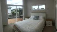 Brand new Holiday Home 400m From Beach - Homestays