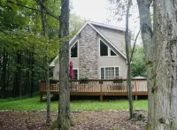 Cozy Poconos Chalet - w/Hot Tub, Sauna, & Lake Access! - Alphydda