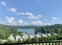 Brand new condo with gorgeous lake views - 4성급