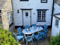 Charming  Listed Thatched Cottage with parking and short walk to sandy beach . Hotels in Crantock