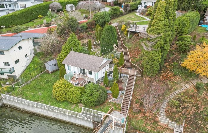 Beach Front Retreat :Private Beach and Dock Access, Hot Tub, BBQ &Free Kayaks!
