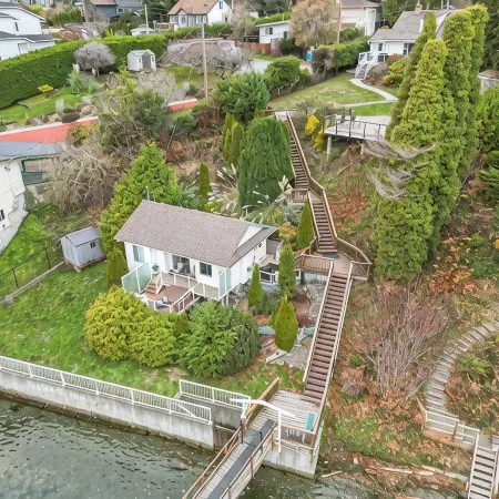Beach Front Retreat :Private Beach and Dock Access, Hot Tub, BBQ &Free Kayaks!