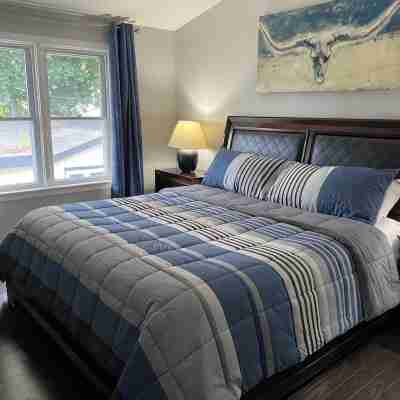 Executive / Family Home | 2 Br • Office • Parking • 10Mins to Toronto or Pearson Rooms
