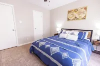 Family-Friendly Retreat: 3BR Home with Game Room & Spacious Backyard Oasis - บังกะโล