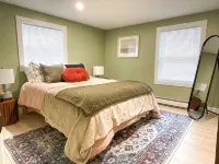 NEW Quaint 2 bedroom near Newfound lake, hiking, skiing, hot tub & star gazing!