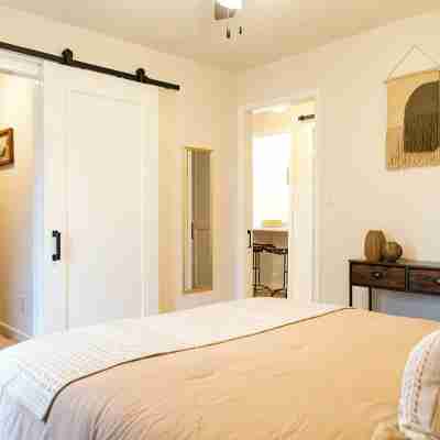 Charming Getaway in Comfort, TX - Relax, Recharge, Explore - Texas Wine Country Rooms