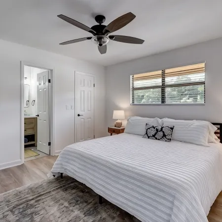 Beautifully Remodeled Townhouse Steps from the Shore – Pool & Garage Included