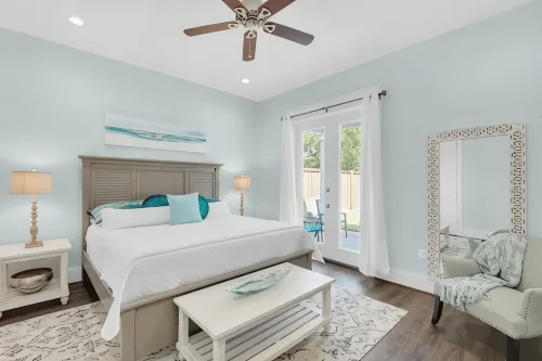 Breeze! New. 2 Blocks to Beach - Sleeps 26 - Pool! - บังกะโล