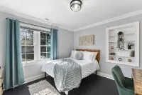 Cozy 4Bd Bungalow w/ Private Backyard Lounge and Game Room Mins to Downtown - Balkon
