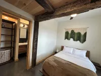 Seneca View Bungalow w/Hot Tub Deck.  Dog-Friendly Walk to Wineries and Brewery! - 4성급