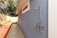 NEWLY RENOVATED DOG FRIENDLY BEACH HOUSE WITH FENCED IN YARD 1 BLOCK TO BEACH - 4-Star