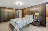 Cox Riverside Retreat - 32 miles to Springfield - Hytter