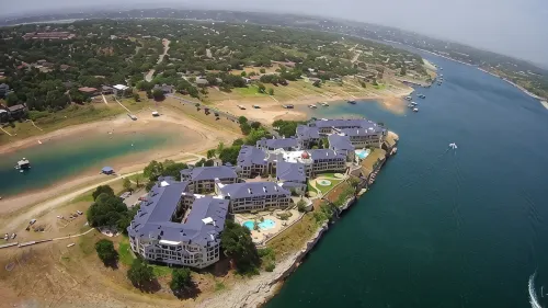 Serene Lake View Villa at Island on Lake Travis - maisons de vacances