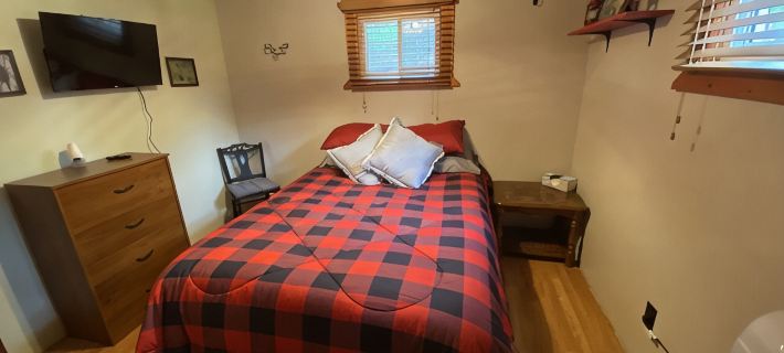 Rustic home on wooded lot, very private. Lake and dock access. Close to trails. Hotele w: Roscommon County