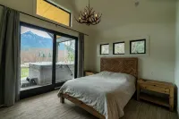 Brand New Luxury Cabin on 5 acres with Hot Tub and Game Room. Cozy and Clean. - Chalets