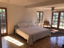 Topanga Deck House light spacious, amazing mountain views, huge deck under Oaks
