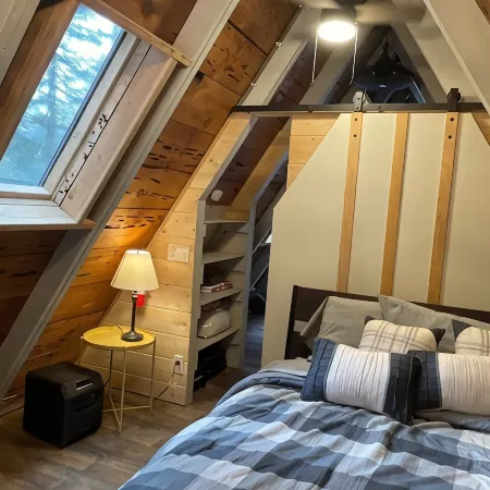Rustic River Retreat - Pet Friendly - WIFI - 12 minutes to Sugar Bowl Resort