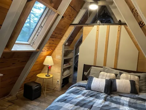 Rustic River Retreat - Pet Friendly - WIFI - 12 minutes to Sugar Bowl Resort - Hytter