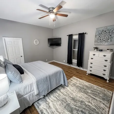 Your home away from Home. 4 blocks from downtown, 2 miles from MTSU