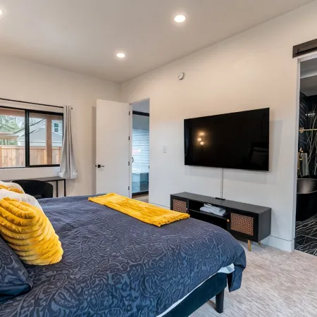 Spacious Modern Escape Near UO Campus