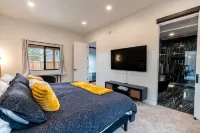 Spacious Modern Escape Near UO Campus - Bungalows