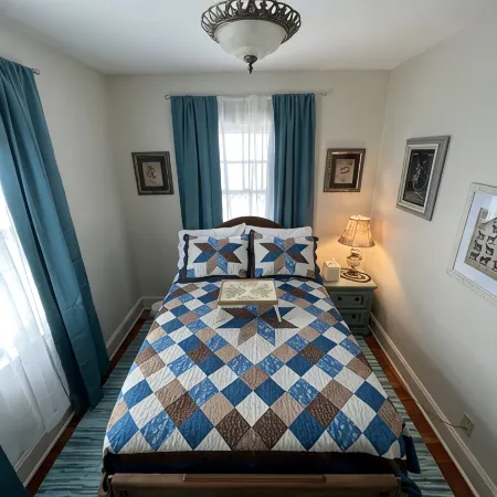 Charming Carriage House near VanderVeer Park