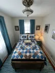 Charming Carriage House near VanderVeer Park - Homestays