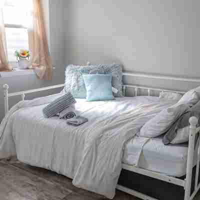 Renovated 3 bed/2.5 bath with fast wifi & 100" projector near the BIG HOUSE! Rooms