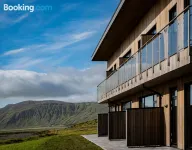 Black Beach Suites - parking