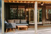 Luxurious Speakeasy Lodge, Hot Tub, Wifi & Hidden Speakeasy! Mins from the Caves - 3-Star