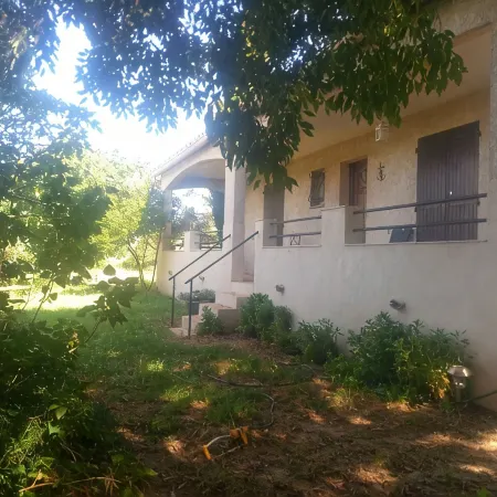BEAUCAIRE Recent house surrounded by nature