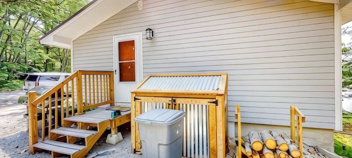 Quiet Leonard Lake Retreat,  Beautiful Waterfront Home Hotels in Ellsworth