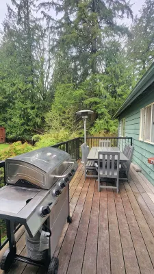 Cozy Lakeview Sunsets & Cinema - 4-Star