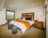 Luxe Townhouse in the Pines, Modern Mountain Charm - 4-Star