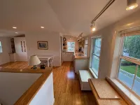 Cozy and bright shoreline studio apartment - walk to beach and row to boat - Wifi